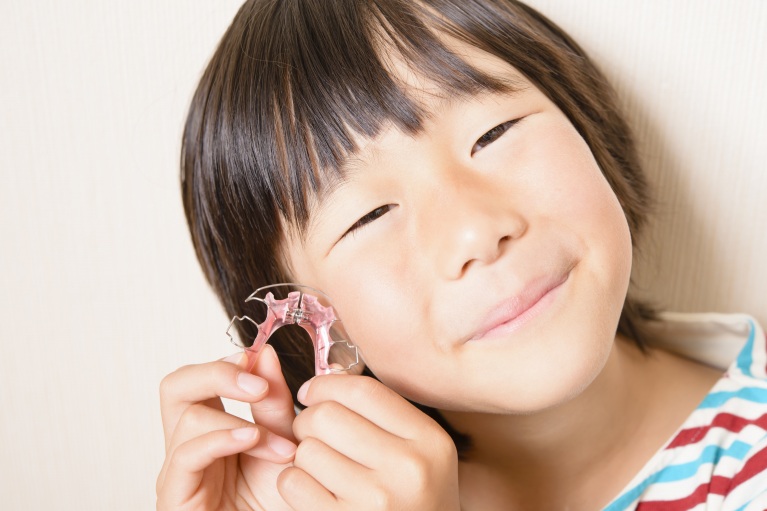 咬み合わせを正しく整える、お子様向けの「床矯正」